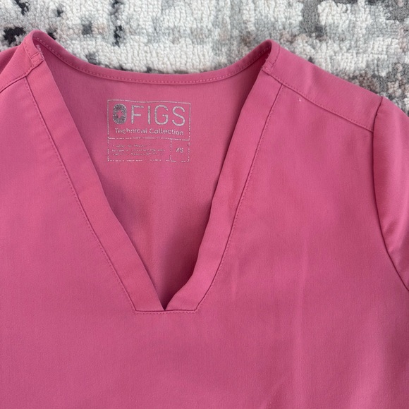 Figs scrubs quartz pink Casma Top Figs - Picture 4 of 5